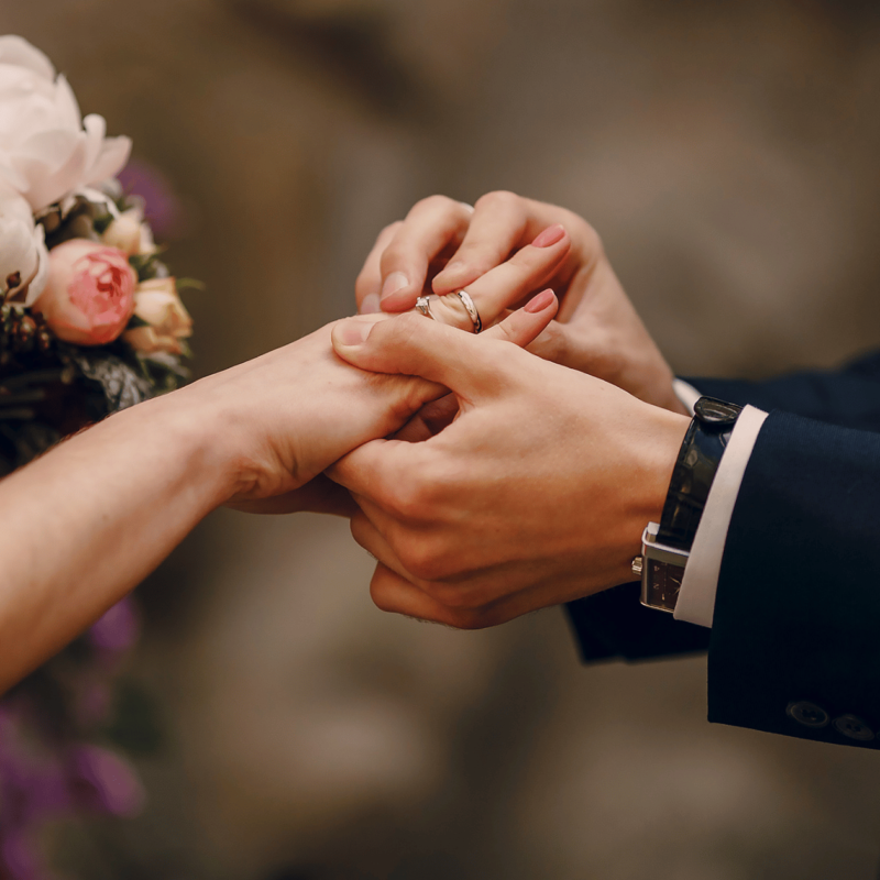 pengantin pria memasangkan cincin