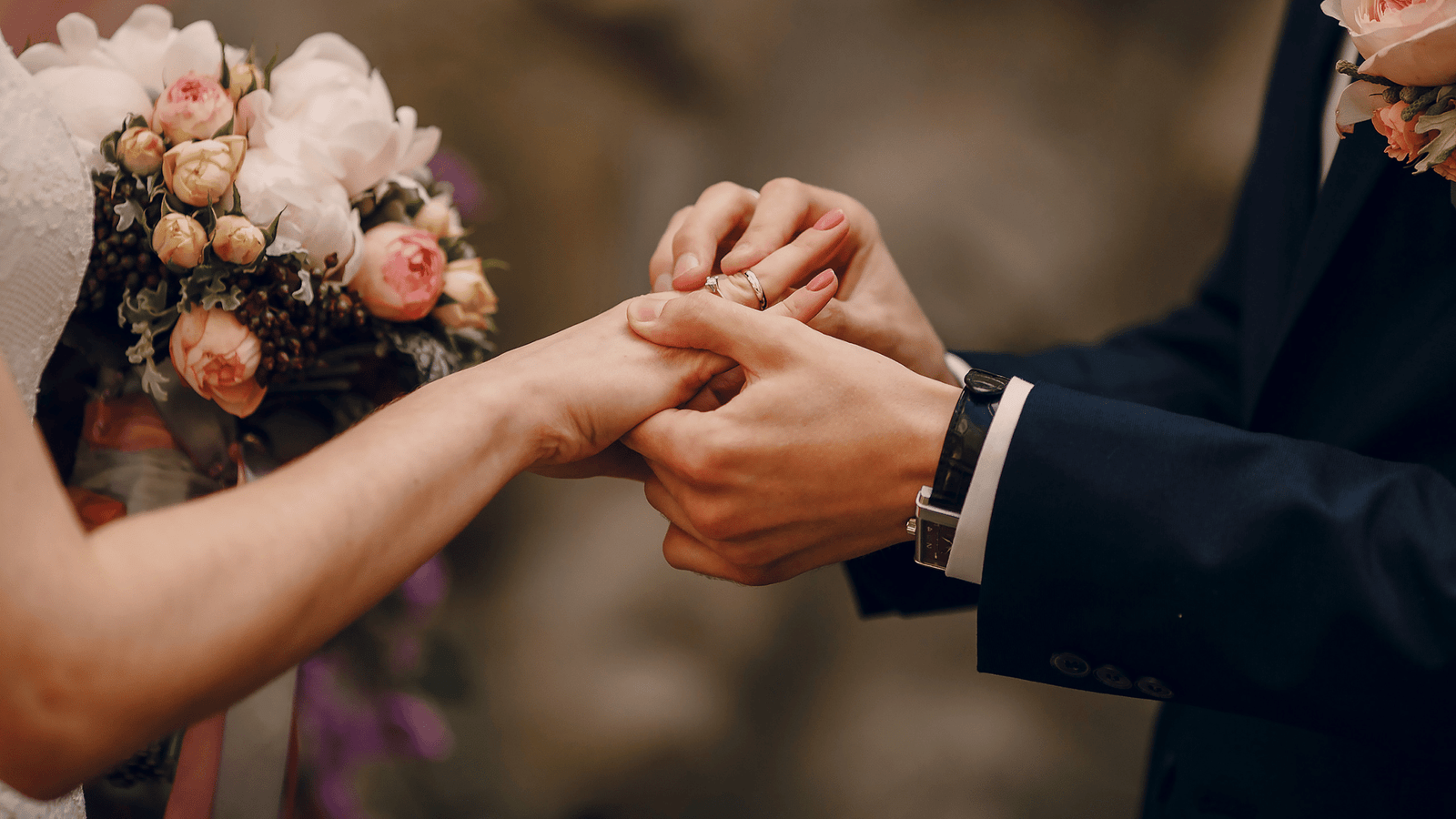 pengantin pria memasangkan cincin